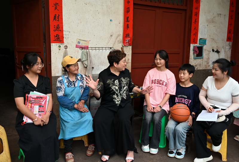 老師在唐嬋家進行家訪。沈建華 攝