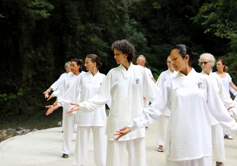 2 圖為法國(guó)游客在觀音巖景區(qū)進(jìn)行森林康養(yǎng).潘婭 攝.
