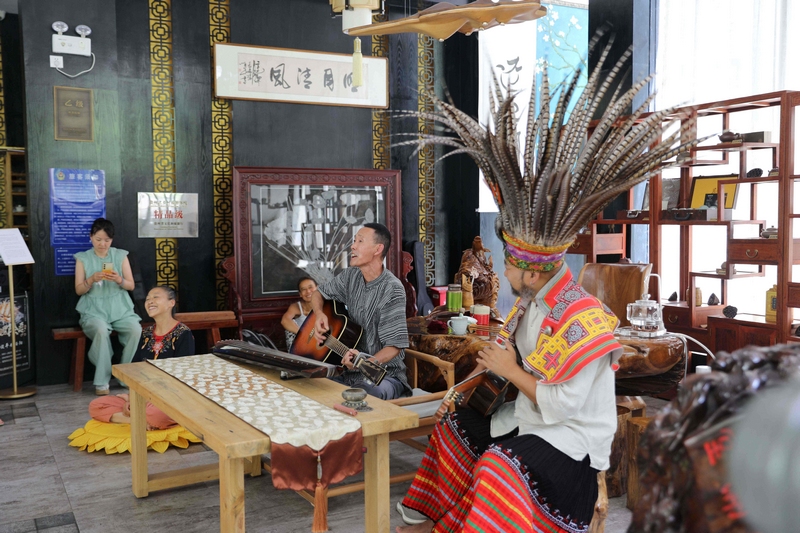 7 圖為音樂(lè)交流。 潘婭 攝