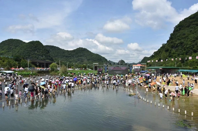 安順經(jīng)開區(qū)十里荷廊。