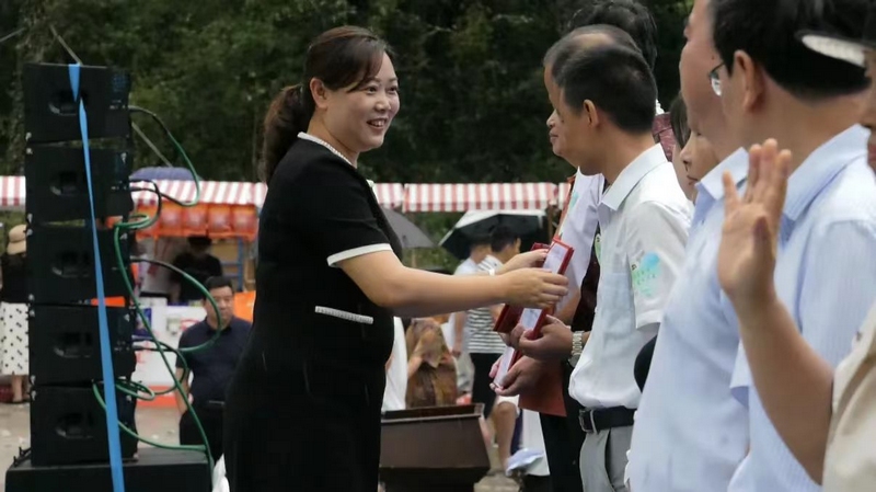 為旅居游客頒發(fā)“新市民”證書。