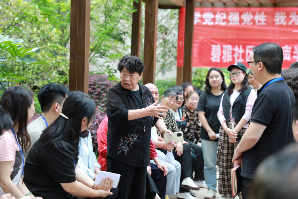  居民對小區(qū)建設(shè)提出建議。