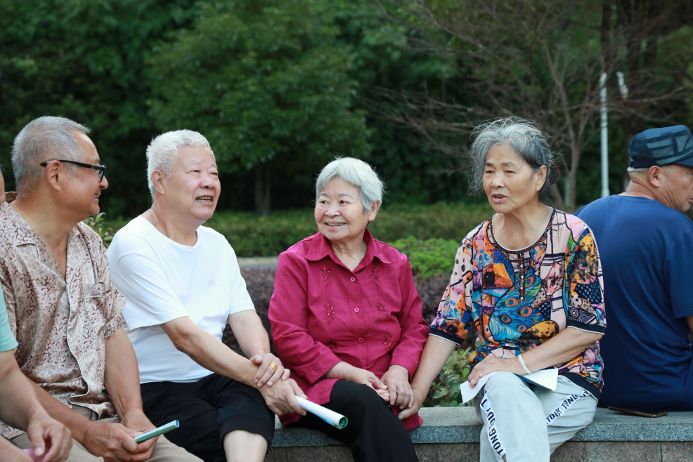 老人們在小區(qū)里聊天、鍛煉身體。