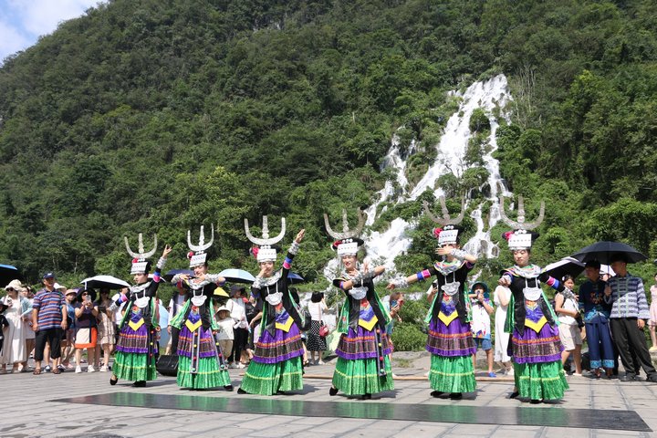 圖為小七孔景區(qū)內(nèi)開(kāi)展的非遺展演。