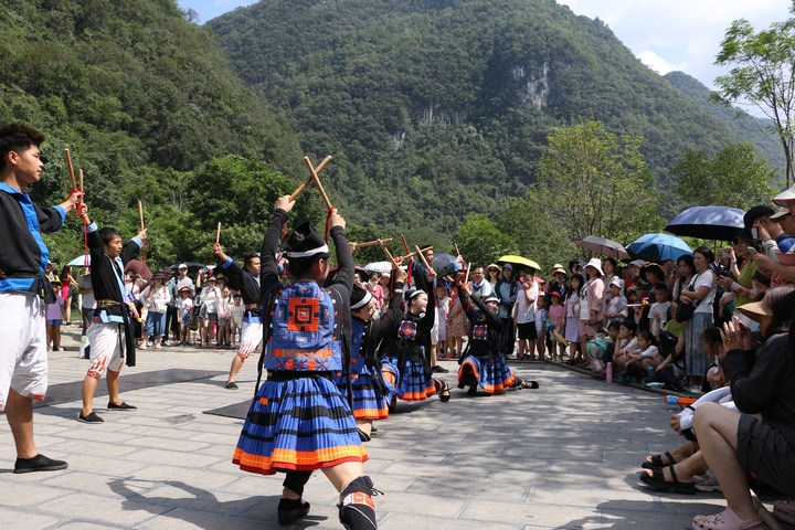 圖為小七孔景區(qū)內(nèi)開(kāi)展的非遺展演。