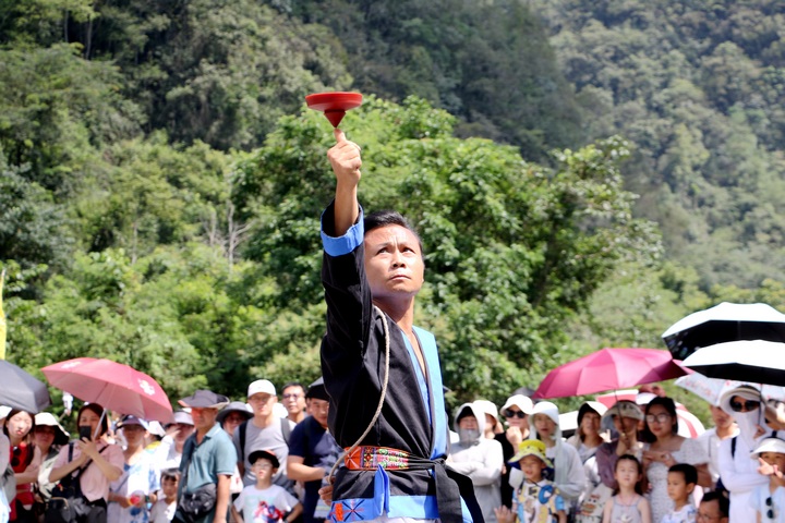 圖為小七孔景區(qū)內(nèi)開(kāi)展的非遺展演。