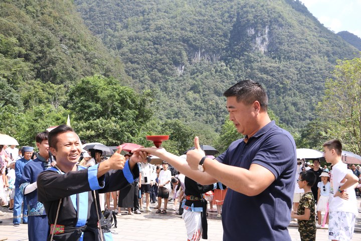 圖為游客體驗(yàn)花樣陀螺玩法。