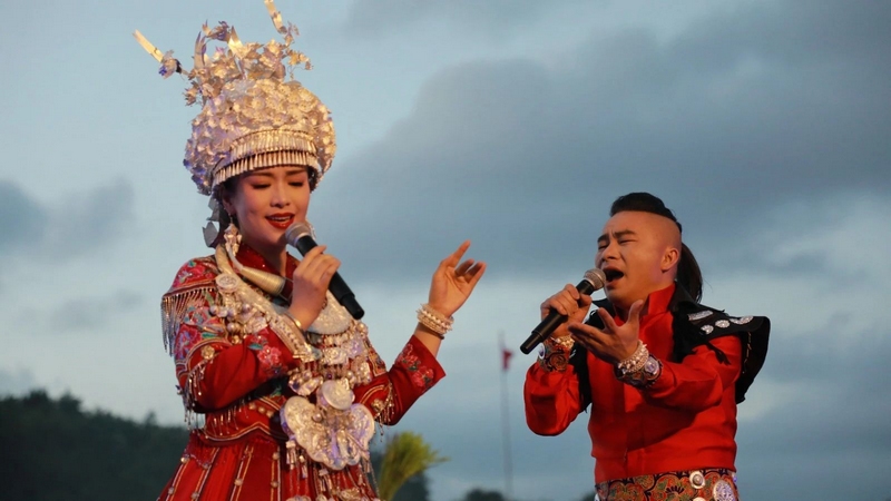 3 “2024貴州民族大聯(lián)歡·盛夏狂歡”活動(dòng)中，精彩的歌舞表演為市民和游客呈現(xiàn)了一場(chǎng)文化盛宴