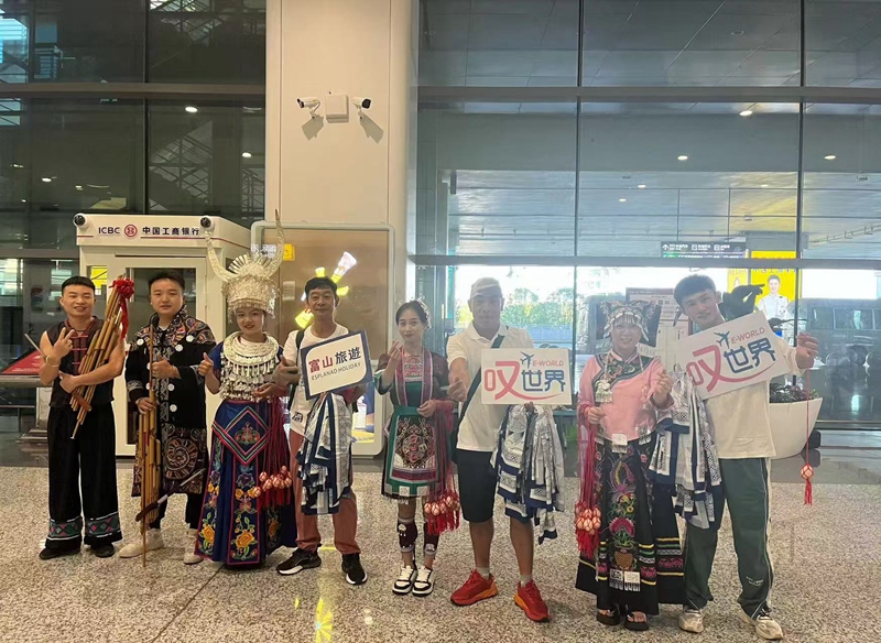 迎接首個(gè)來(lái)黔旅游的馬來(lái)西亞包機(jī)團(tuán)現(xiàn)場(chǎng)。