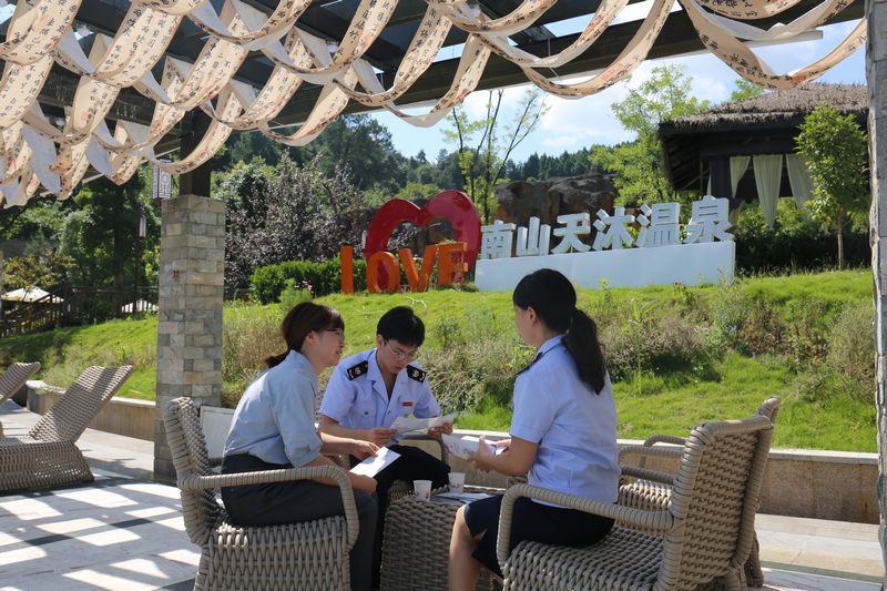 稅務(wù)干部走訪南山天沐溫泉，宣傳稅收政策。劉啟陽攝