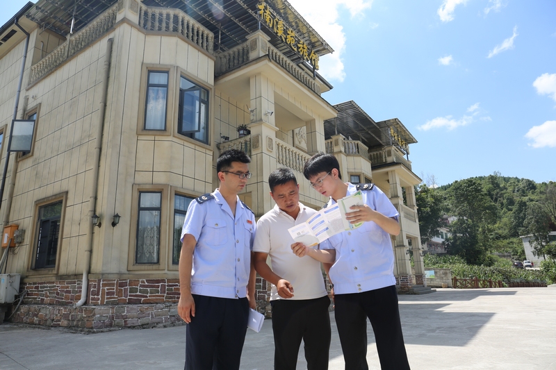 走訪企業(yè)送策上門。劉啟陽攝