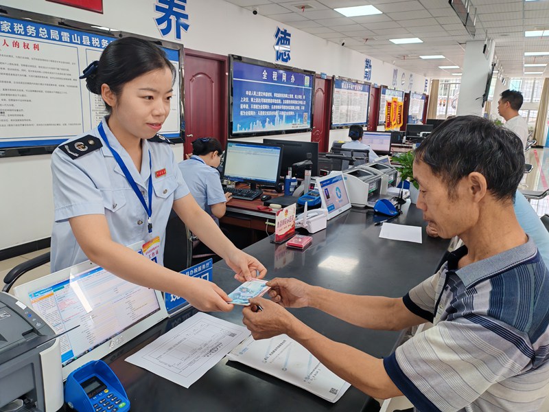 現(xiàn)金服務(wù)“零”距離，便民辦稅暖人心。
