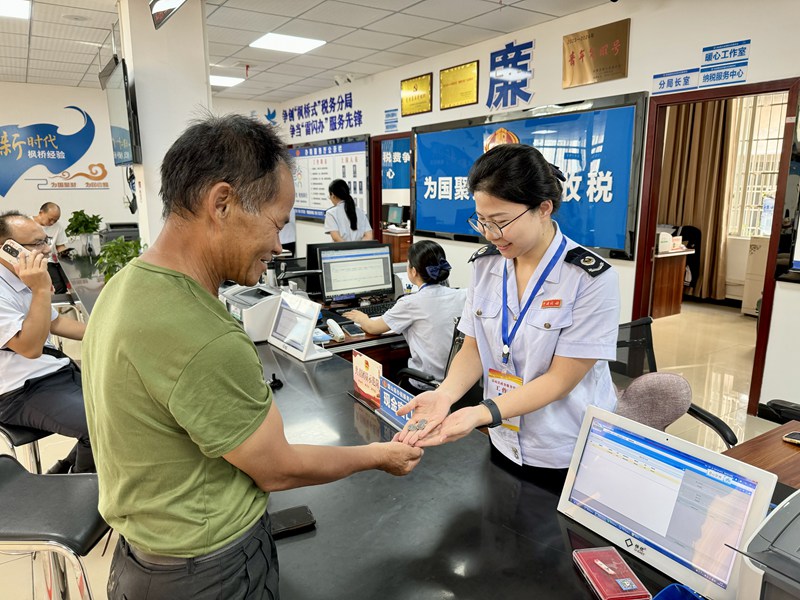 現(xiàn)金服務(wù)“零”距離，便民辦稅暖人心。
