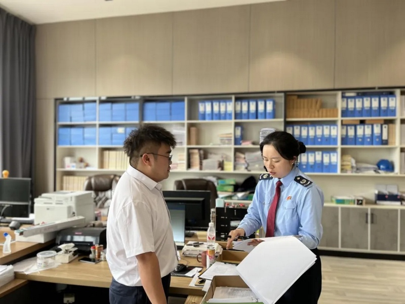 圖為稅務(wù)干部到企業(yè)開展“一對(duì)一”輔導(dǎo)（劉瑞霞攝）.jpg
