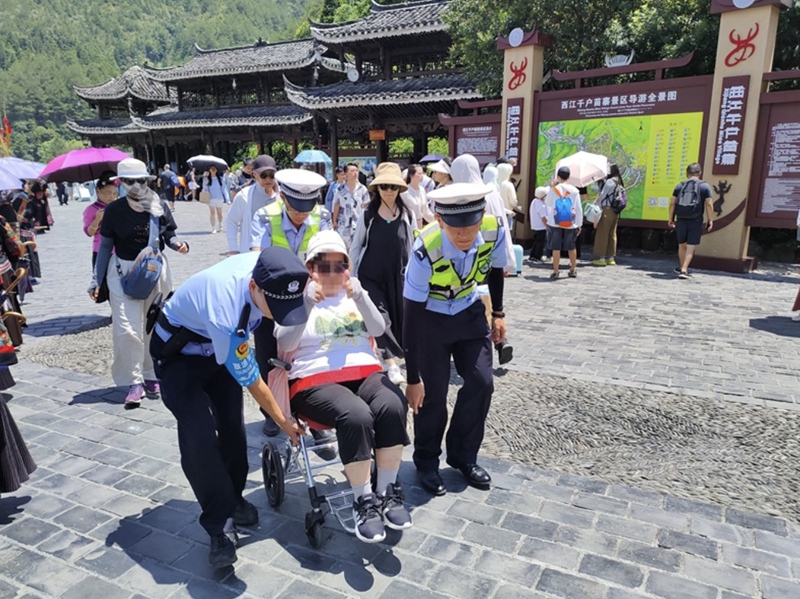 1 公安交警幫助困難民眾。