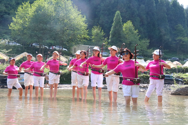 綏陽(yáng)二胡女子班。 鄭孟庭攝
