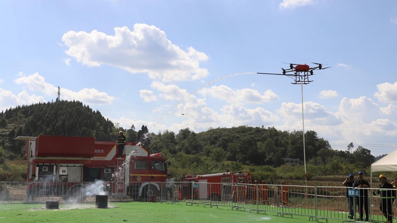 無人機滅火。陳祺攝