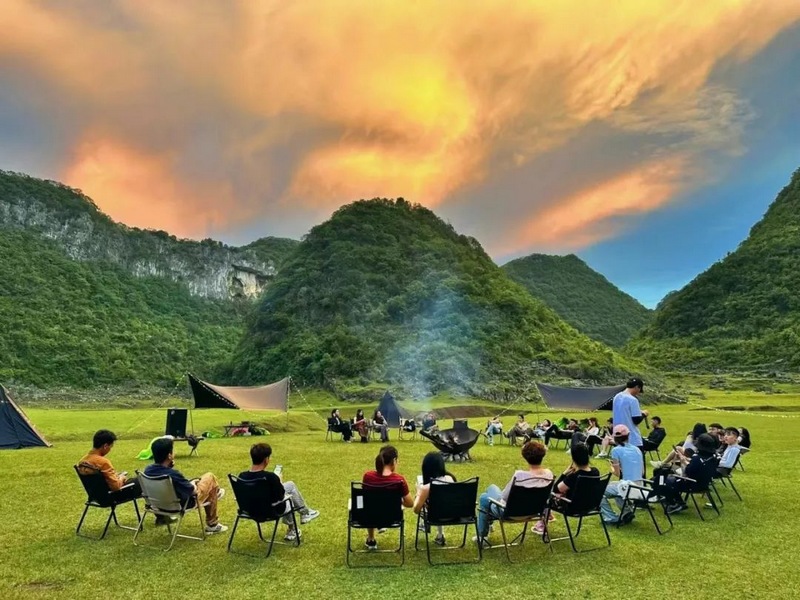 圖為避暑游客在鎮(zhèn)寧天印山景區(qū)游玩.jpg