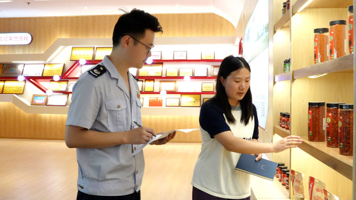稅務(wù)干部將稅費(fèi)服務(wù)送上門，了解企業(yè)生產(chǎn)經(jīng)營(yíng)狀況。周萬(wàn)青攝