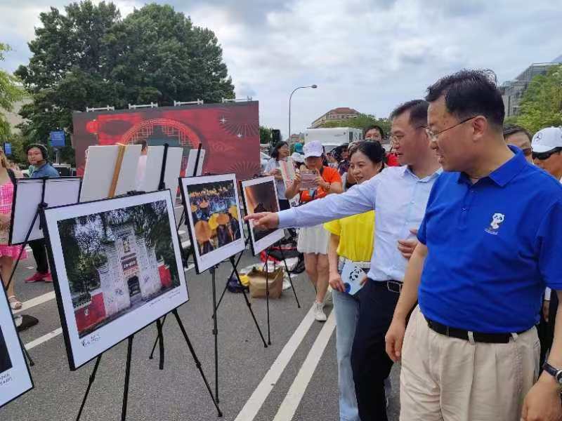 中國駐美國大使館大使謝峰在貴州文旅推介活動展臺巡展圖片。
