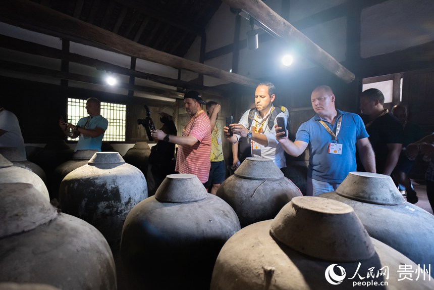 嘉賓參觀醬酒古法釀造工藝。人民網(wǎng)記者 涂敏攝