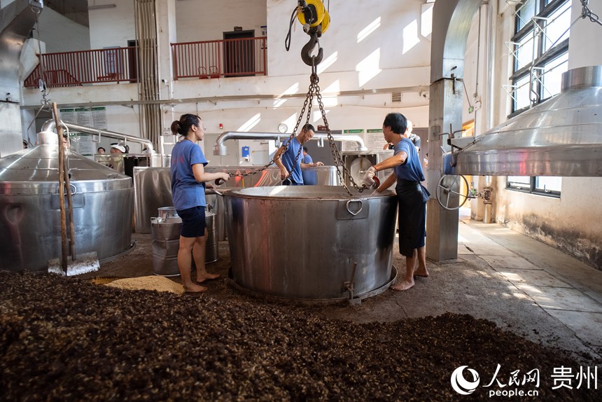 嘉賓參觀醬酒古法釀造工藝。人民網(wǎng)記者 涂敏攝