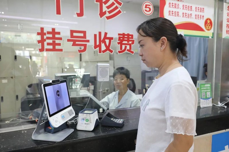 云巖區(qū)人民醫(yī)院內(nèi)，市民“刷臉支付”。