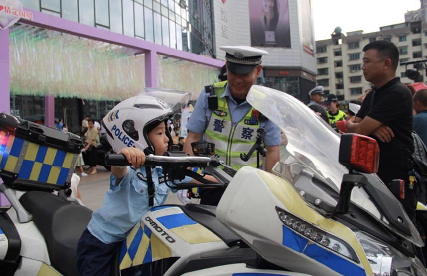 2 小朋友騎上警用摩托車