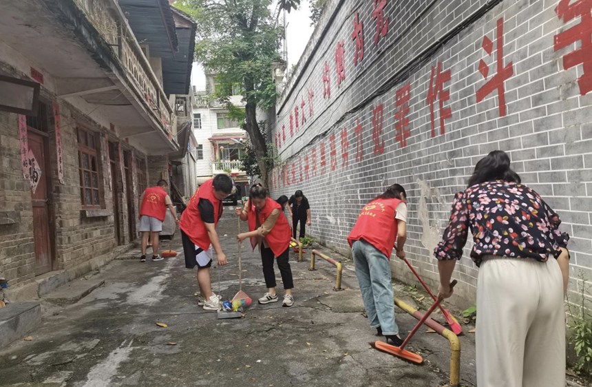 3 環(huán)境整治黨員志愿者清掃街道