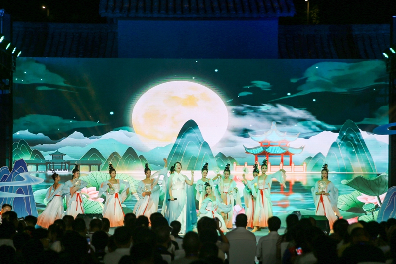 中國僑聯(lián)“親情中華·月映烏江”迎中秋慶國慶慰問演出。