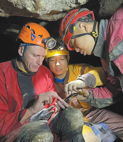 2023年，第二十二次雙河洞國(guó)際洞穴科學(xué)考察活動(dòng)在綏陽(yáng)縣舉辦。圖為中外科考隊(duì)員記錄一處洞穴結(jié)構(gòu)。