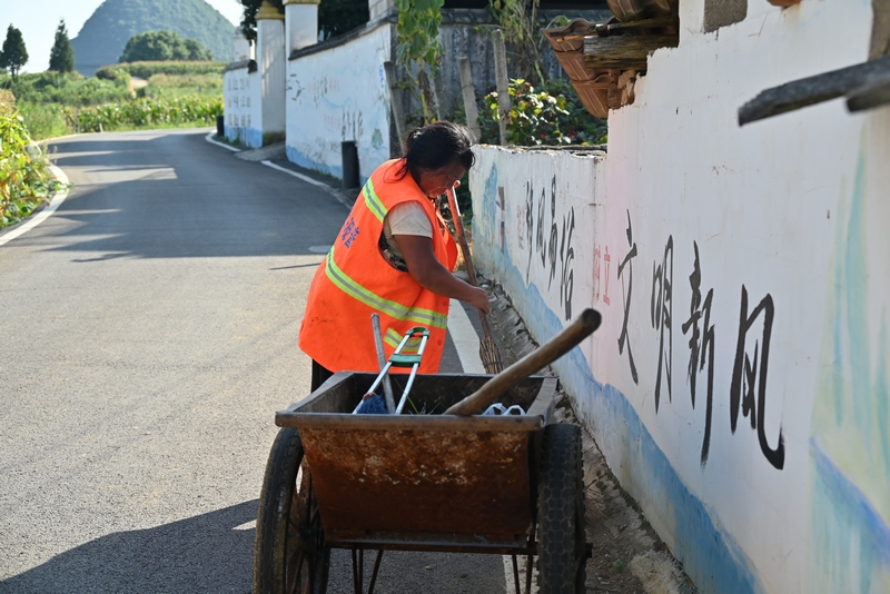 右七村環(huán)衛(wèi)工人正在維護(hù)路面衛(wèi)生。沈建華 攝