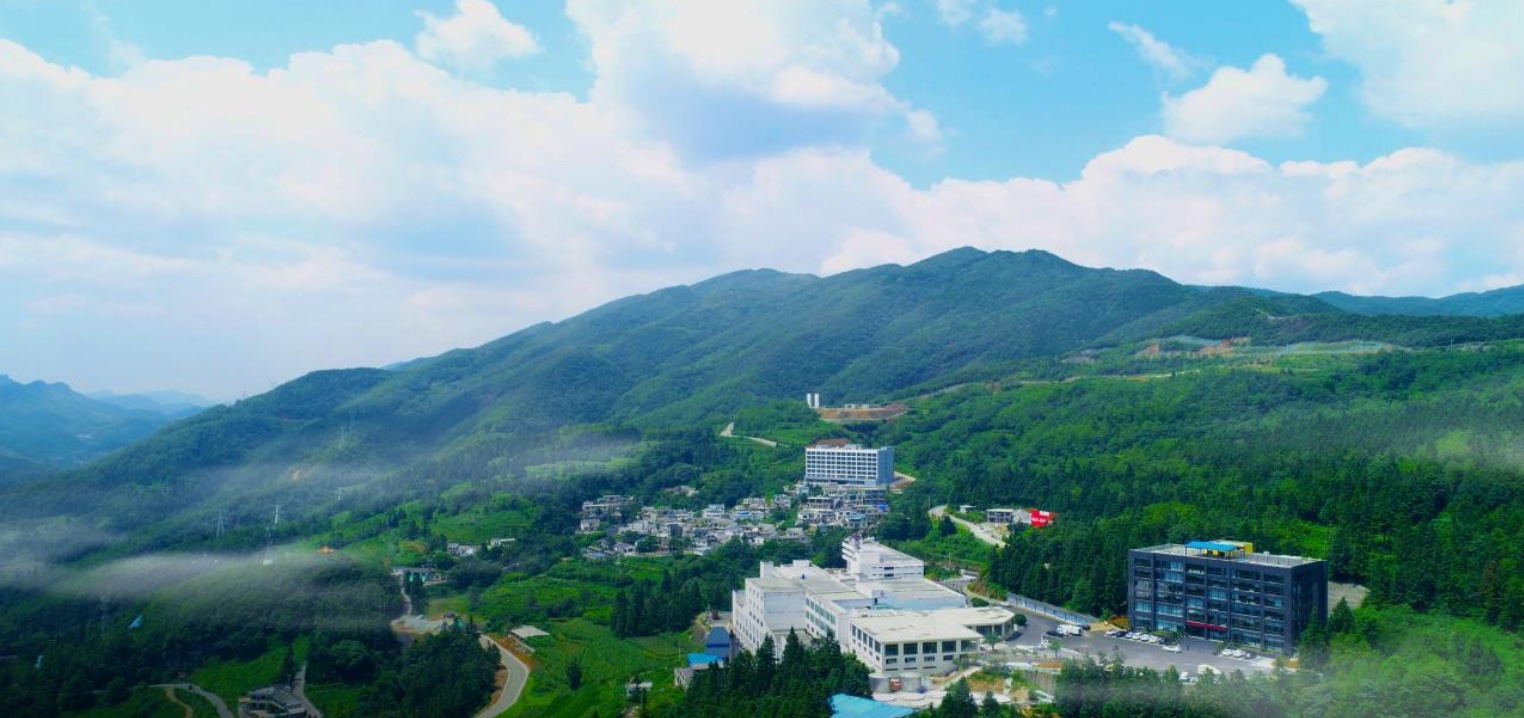 巖博酒業(yè)基地旅游景區(qū)。