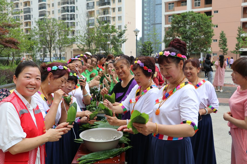 大橋社區(qū)“粽葉飄香過端午·民族團結鄰里情”端午節(jié)主題活動。社區(qū)供圖