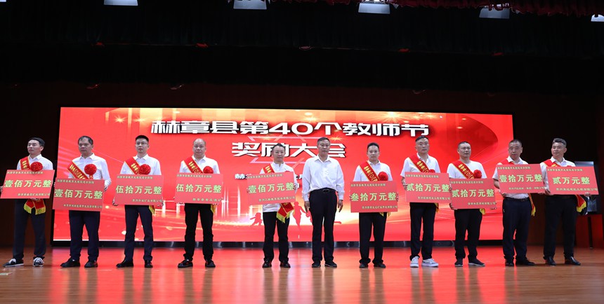 愛(ài)心企業(yè)捐贈(zèng)。胡彥  攝