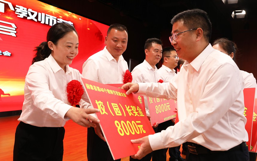 為表現(xiàn)突出代表頒獎(jiǎng)。胡彥 攝