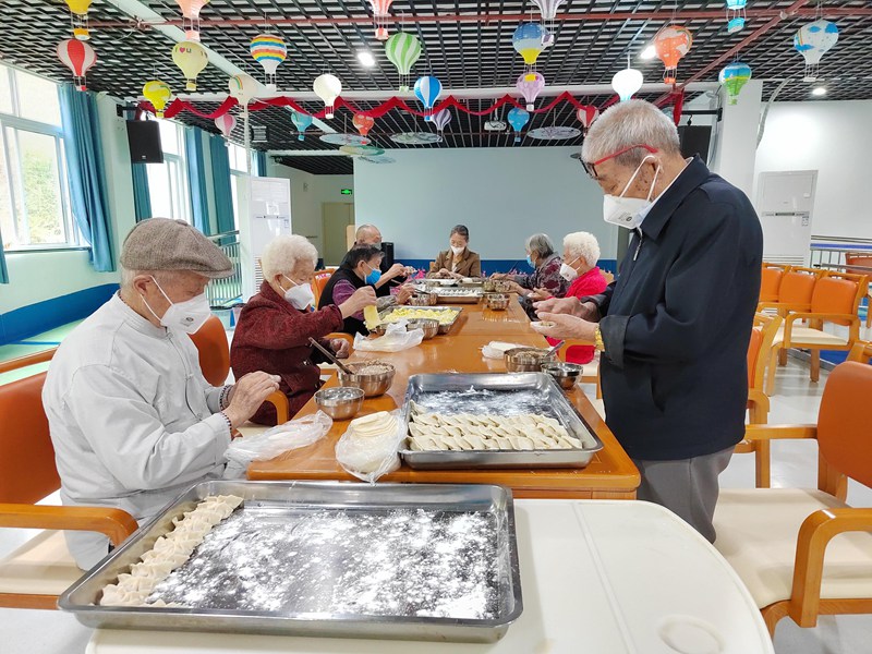 興義市安佳坪東頤養(yǎng)園包餃子活動(dòng)。