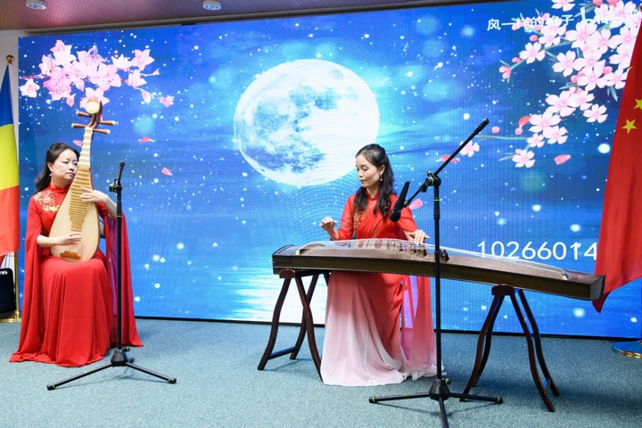 貴州歌舞劇院藝術(shù)家表演。傅永山攝