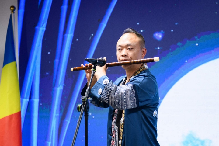 貴州歌舞劇院藝術(shù)家表演。傅永山攝