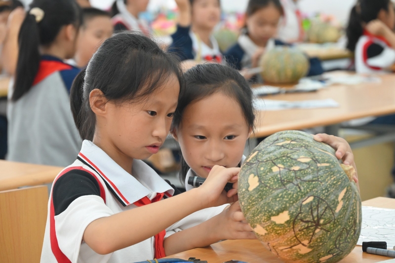 清鎮(zhèn)市時(shí)光實(shí)驗(yàn)學(xué)校學(xué)生在南瓜上繪圖。沈建華 攝