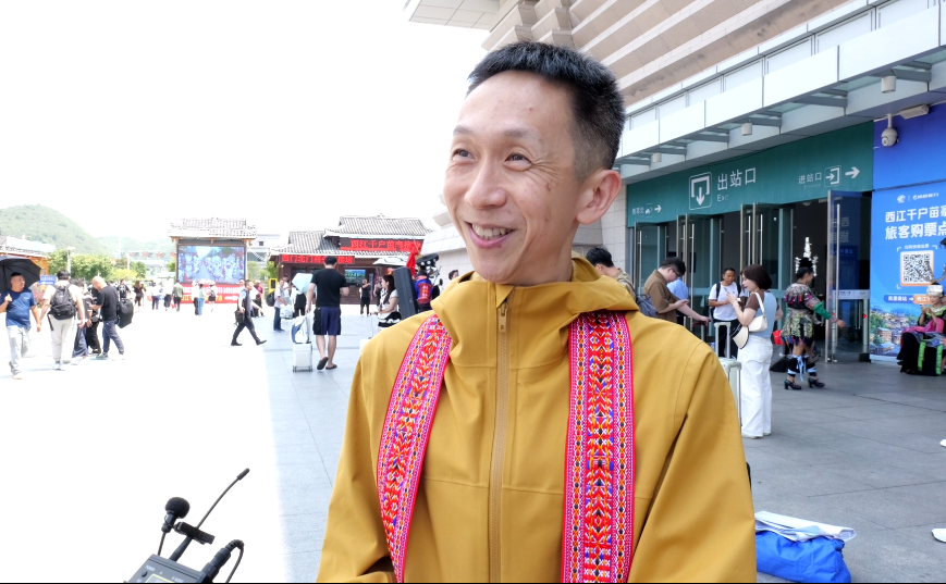 新加坡主持人德明接受采訪。