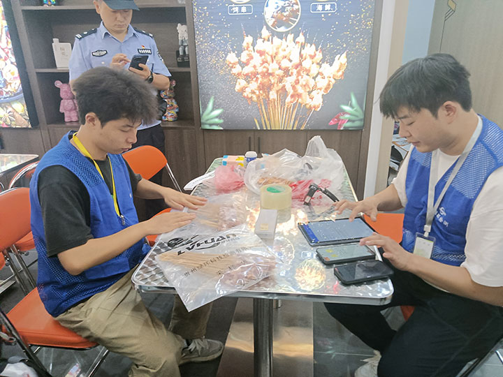 檢查組進(jìn)行現(xiàn)場抽檢。