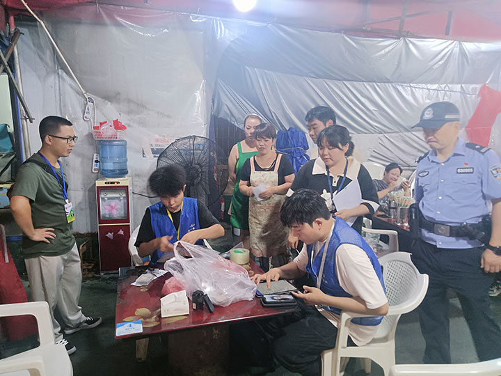 檢查組來到夜市經(jīng)營店開展檢查。