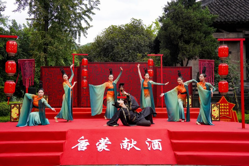 唐蒙獻(xiàn)酒節(jié)目表演.jpg