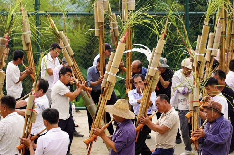 2024年9月15日，在從江縣加榜鄉(xiāng)擺黨村新米節(jié)活動上，苗族群眾在吹奏蘆笙。
