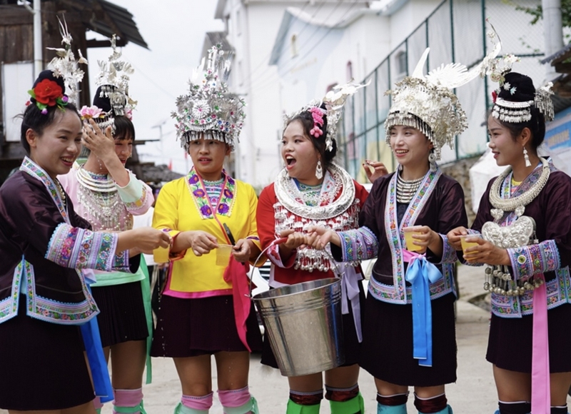 2024年9月15日，在從江縣加榜鄉(xiāng)擺黨村新米節(jié)活動上，苗族姑娘在進(jìn)行攔路迎賓。