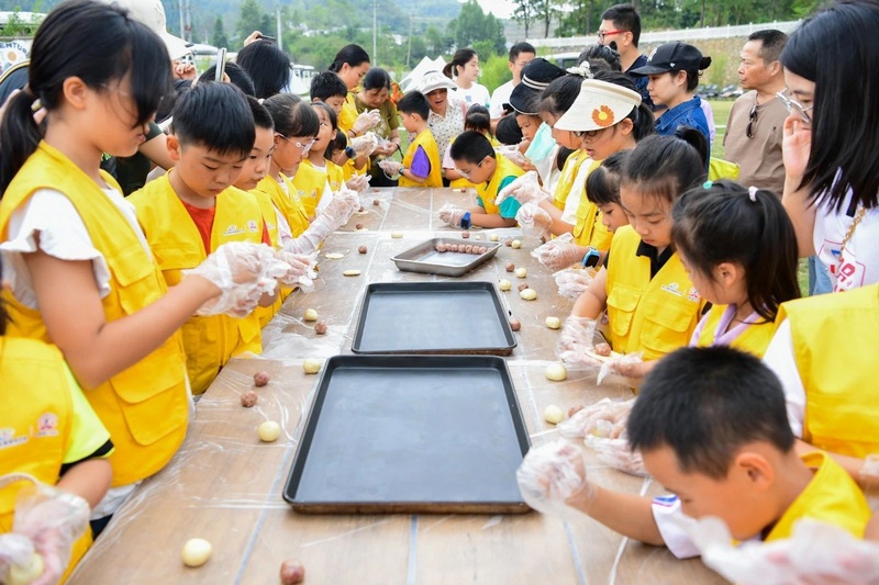 4、小觀點記者團制作月餅。王明元  攝.jpg