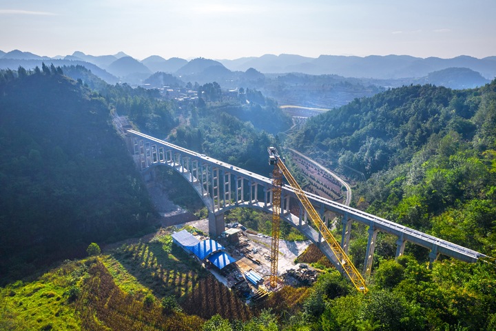 建設(shè)中的貴州夾巖水利樞紐工程畢節(jié)市黔西市境內(nèi)橫跨兩山的拱橋渡槽。