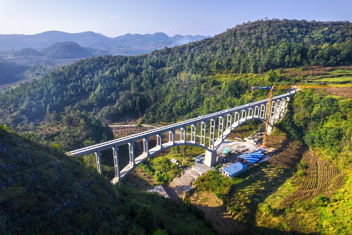 建設(shè)中的貴州夾巖水利樞紐工程畢節(jié)市黔西市境內(nèi)橫跨兩山的拱橋渡槽。