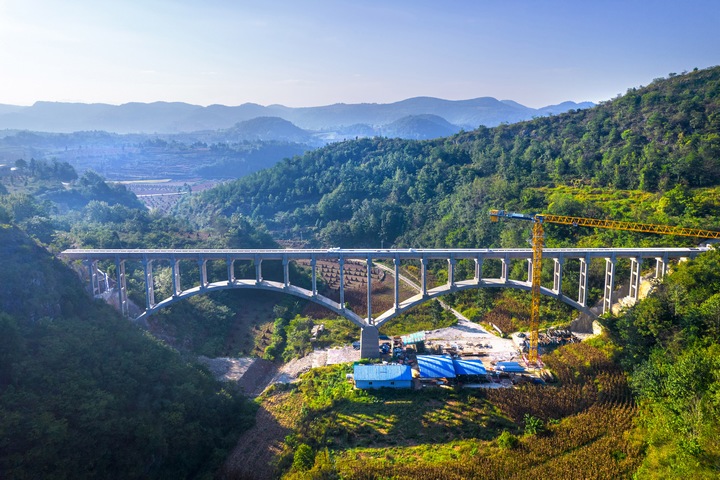 建設(shè)中的貴州夾巖水利樞紐工程畢節(jié)市黔西市境內(nèi)橫跨兩山的拱橋渡槽。